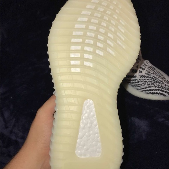 Yeezy Boost 350 V2 ‘Zebra' - Picture 4 of 5